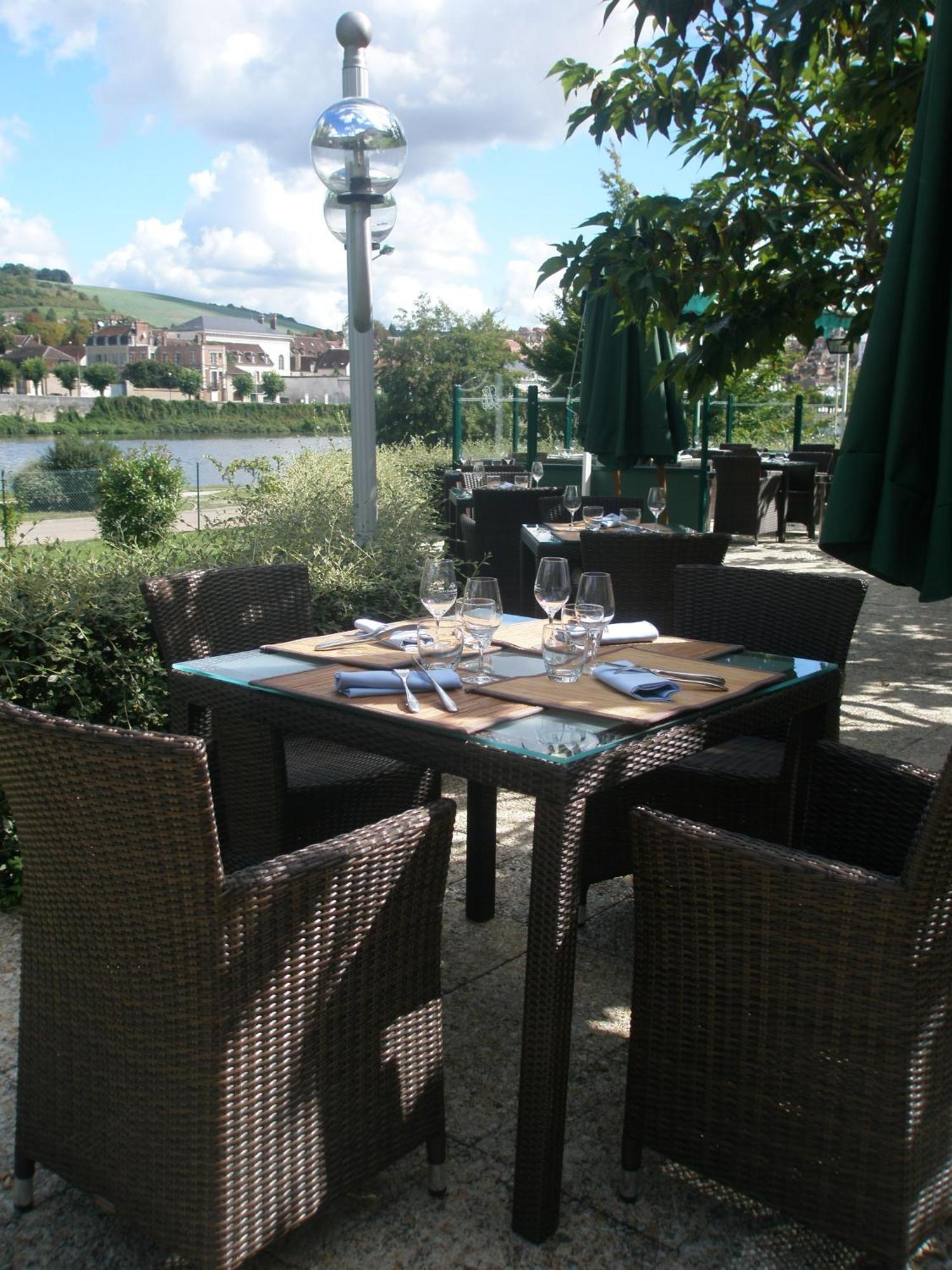 Hotel Restaurant Le Rive Gauche Joigny Exterior photo